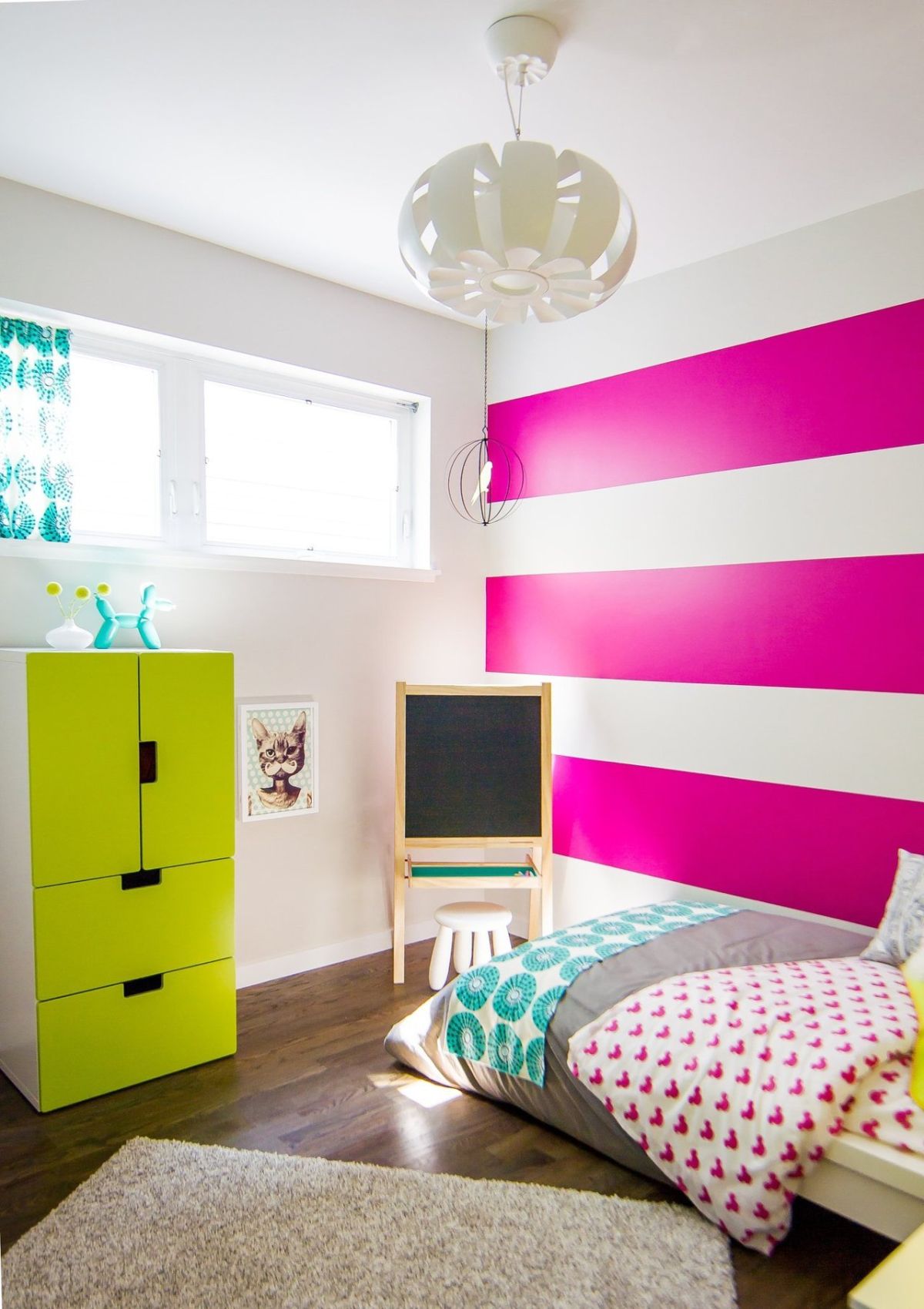 2-striped-fuchsia-teenage-room
