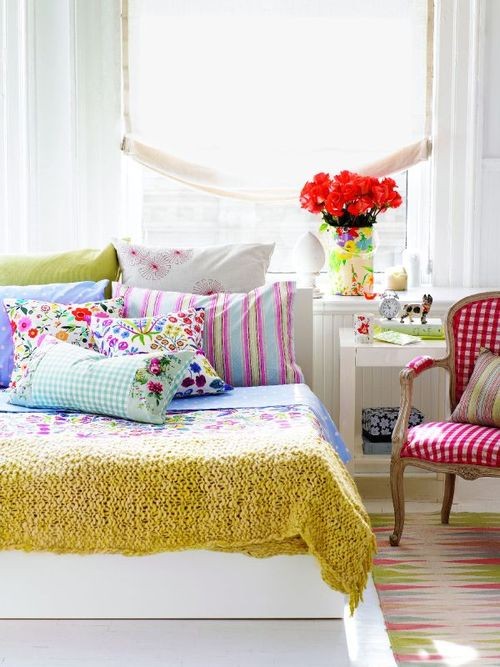 2-colorful-happy-looking-bedroom