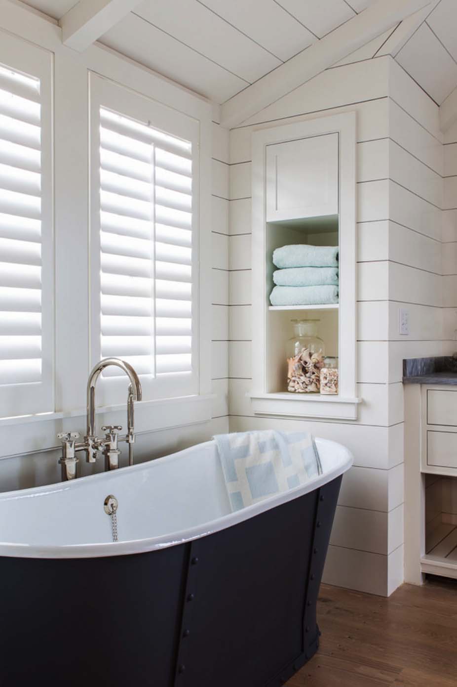 24-built-in-bathroom-shelf-storage-ideas-homebnc