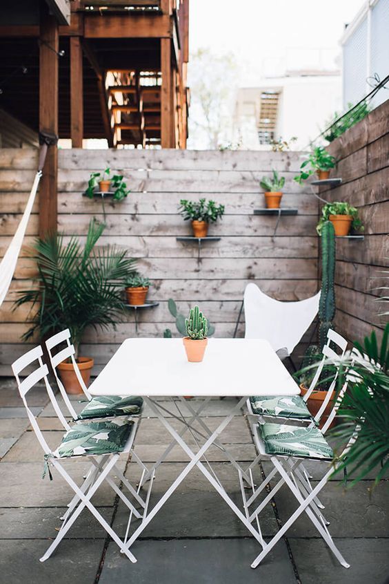 27-palm-leaf-print-chairs-echo-with-cacti-and-greenery-and-cheer-up-this-outdoor-space