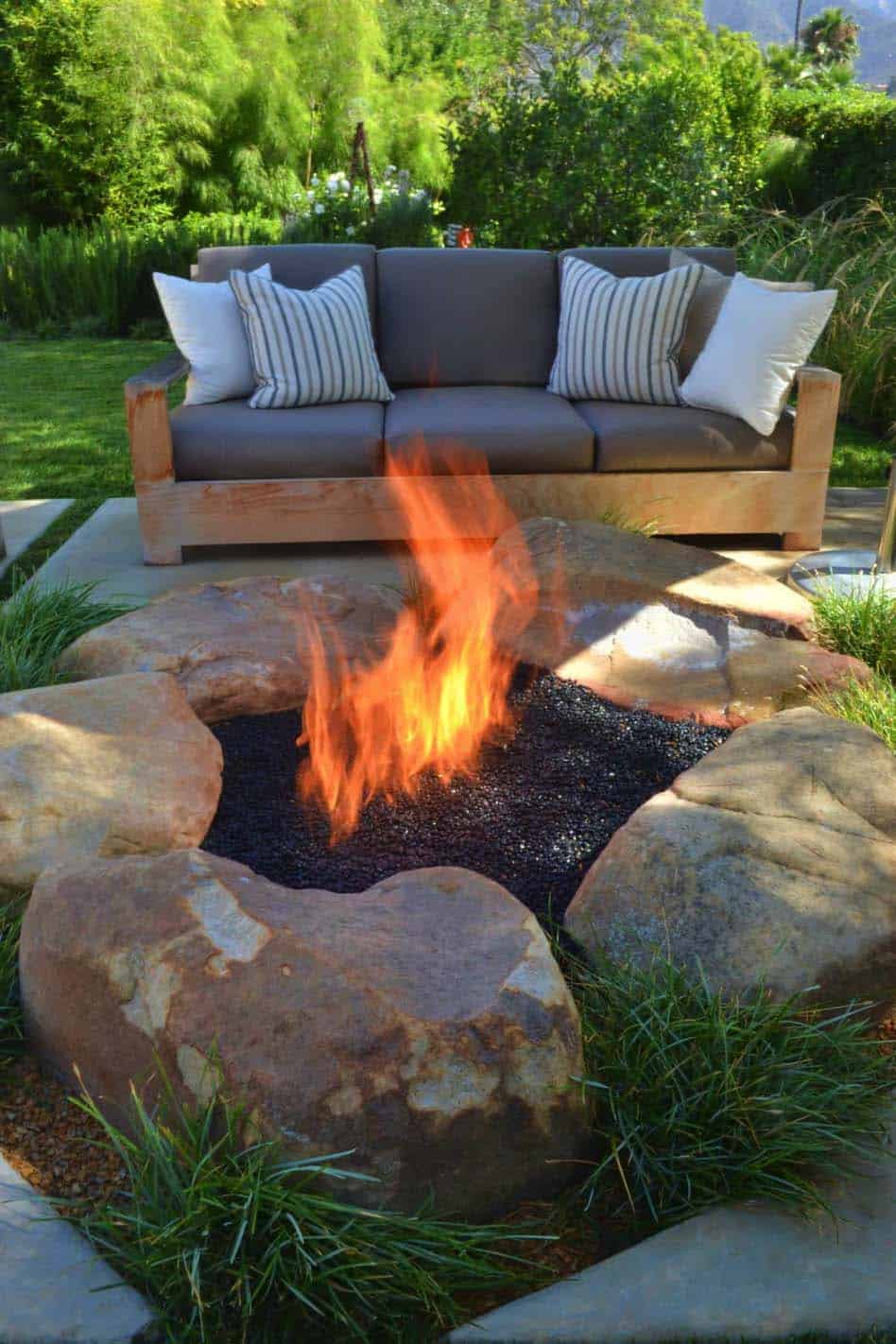 Inspiring-backyard-fire-pit-ideas-24-1-kindesign