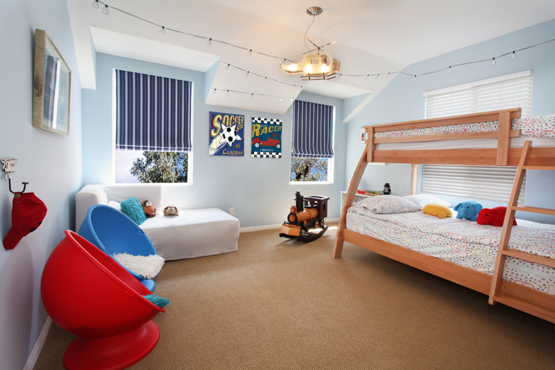 Kids' bedroom with string lights