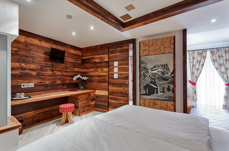 Small bedroom with white and wood