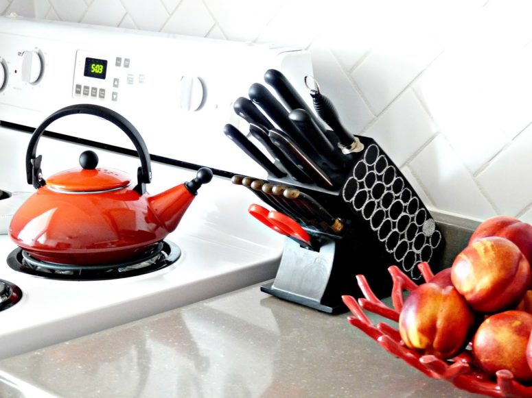Diy-comfortable-and-functional-knife-blocks-3-775x581-1