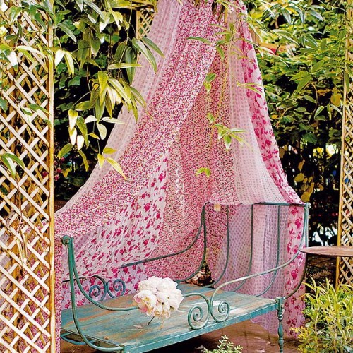 Ideas-of-fabric-decor-in-your-garden-1-500x500-1