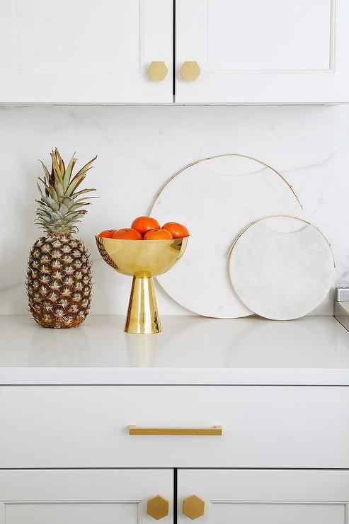 Round-marble-cutting-board-with-brass-trim