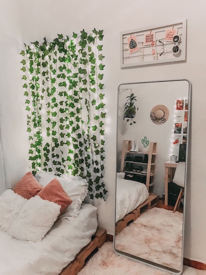 Teenager-tumblr-zimmer-inspiration-hängende-kletterpflanze-flauschiger-pinker-teppich-groser-spiegel-ohne-rahmen-deko-artikel-schlafzimmer-mädchen