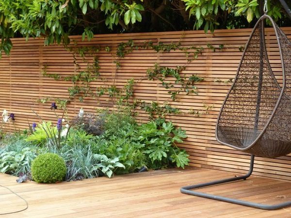 Wooden-garden-fence-outdoor-privacy-screen-ideas-patio-deck-ideas