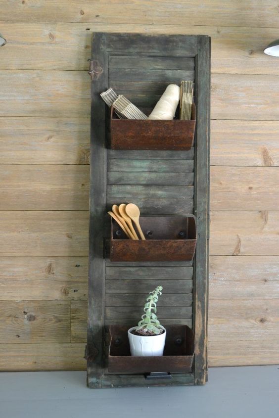 09-farmhouse-storage-shutter-with-old-loaf-pans-for-a-vintage-feel-in-your-kitchen-is-a-unique-diy-project