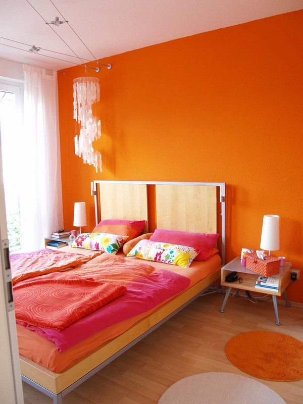 2-bedroom-analogous-color-scheme-ideas-red-orange