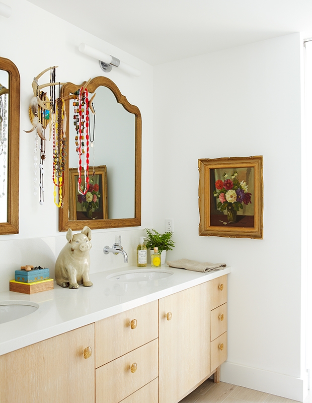 29-white-wood-rooms-masterbath-necklaces-on-antlers-and-floral-painting