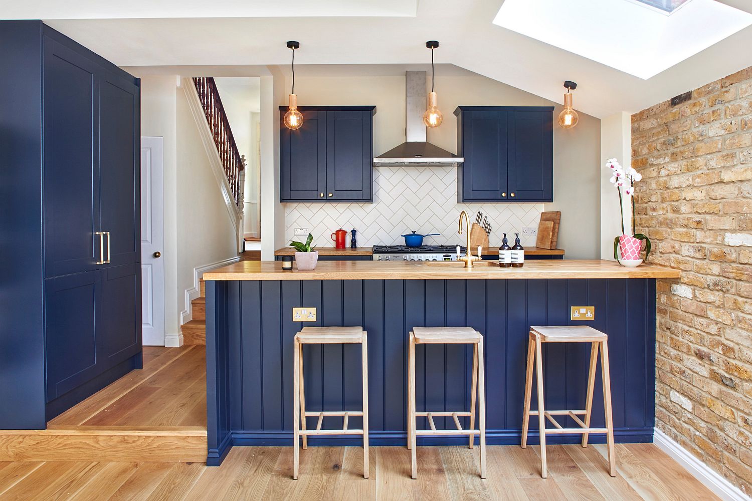 Brick-wall-skylight-and-a-splash-of-blue-for-the-delightful-modern-kitchen