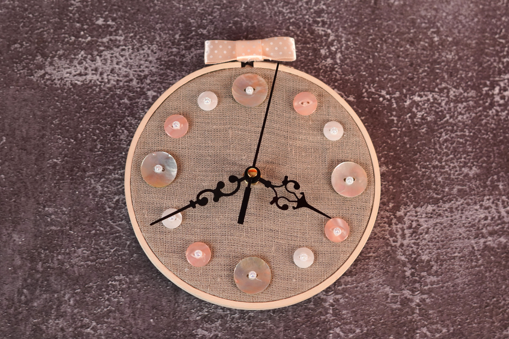 Embroidery-hoop-wall-clock