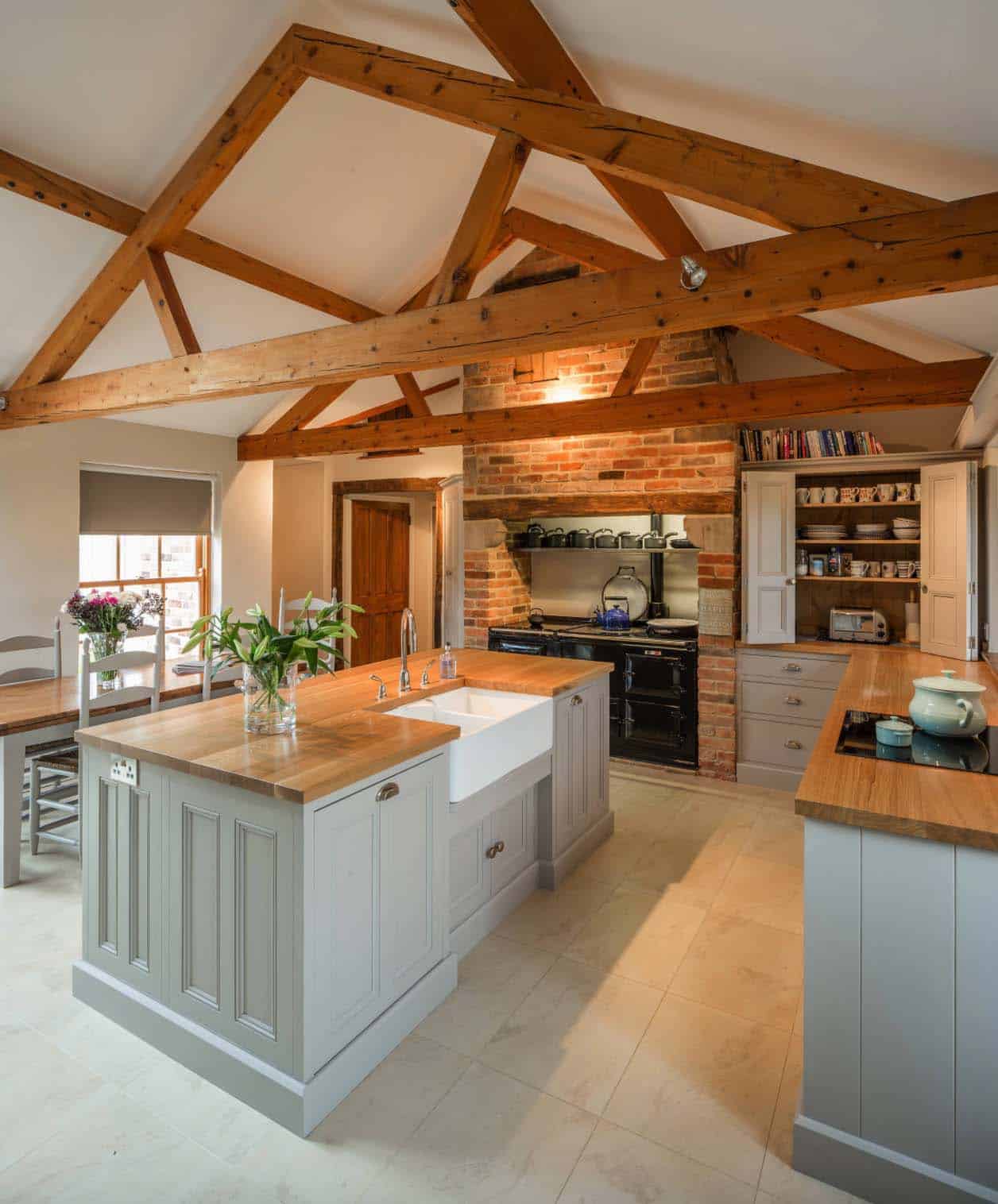 Interior-living-spaces-exposed-ceiling-trusses-01-1-kindesign