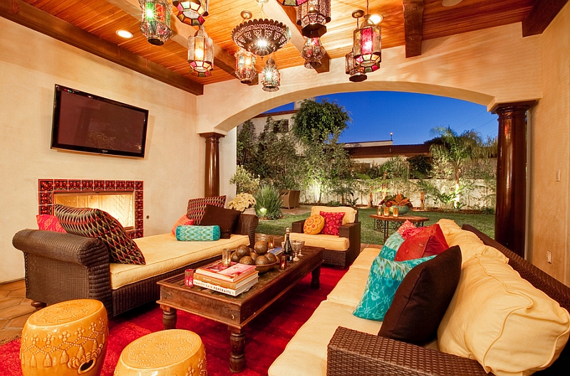Lavish-moroccan-living-room-that-is-seamlessly-connected-with-the-backyard