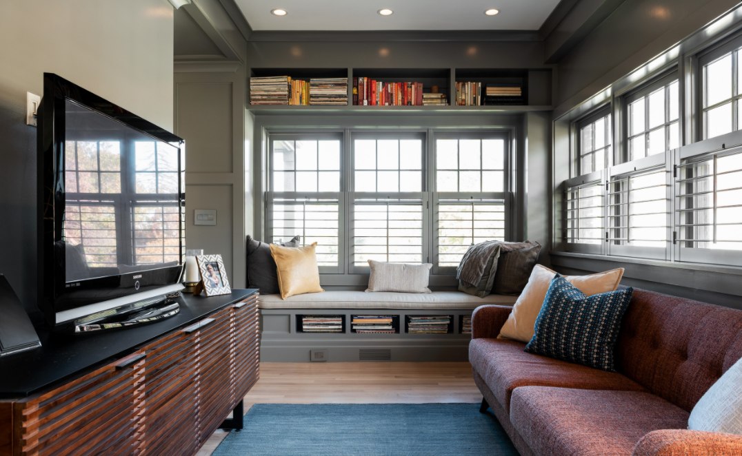 Small-living-room-decor-and-space-saving-storage-built-in-around-window