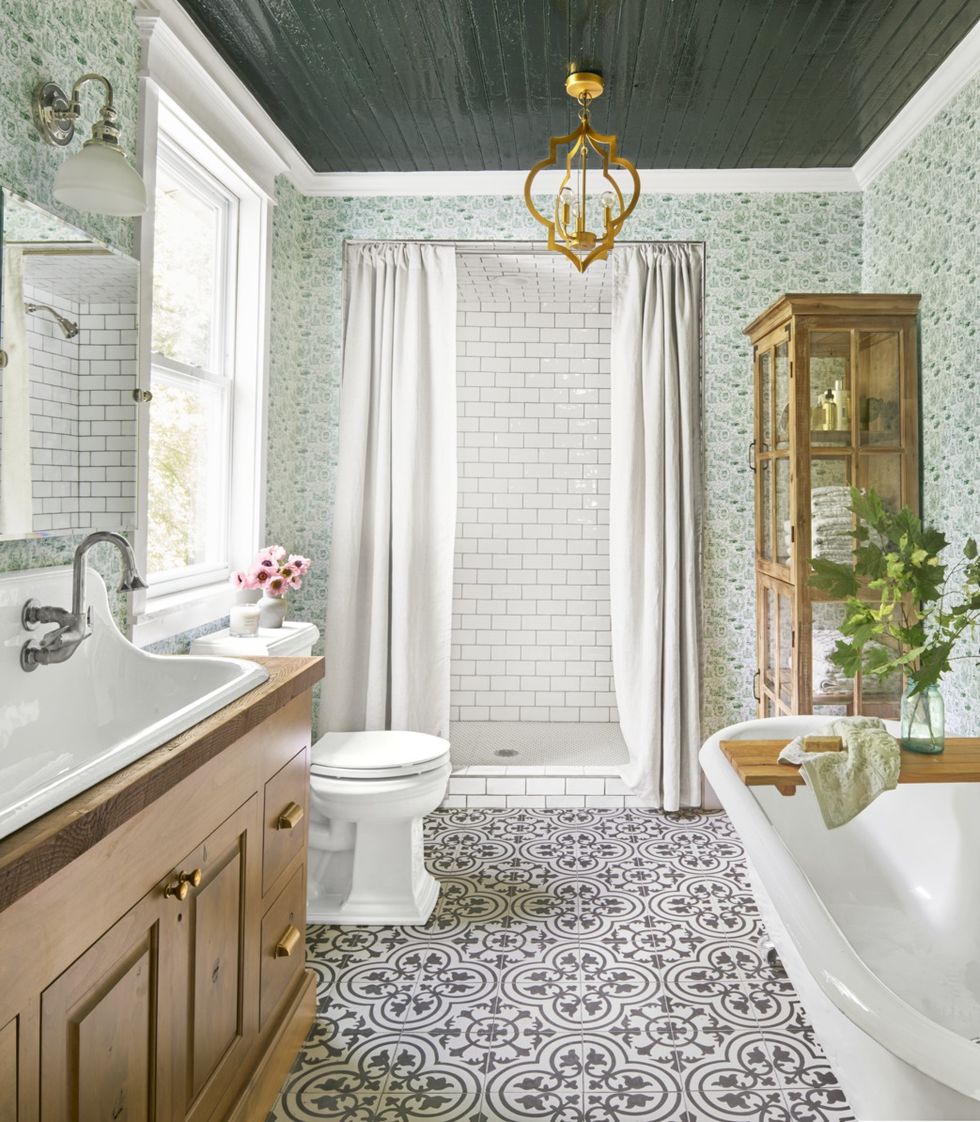 Bathroom-lighting-ideas-open-gold-chandelier-1578429063