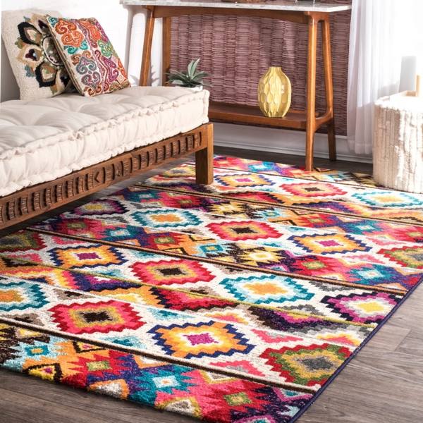 Ethnic-rug-with-geometric-pattern-living-room-bedroom-decor-ideas