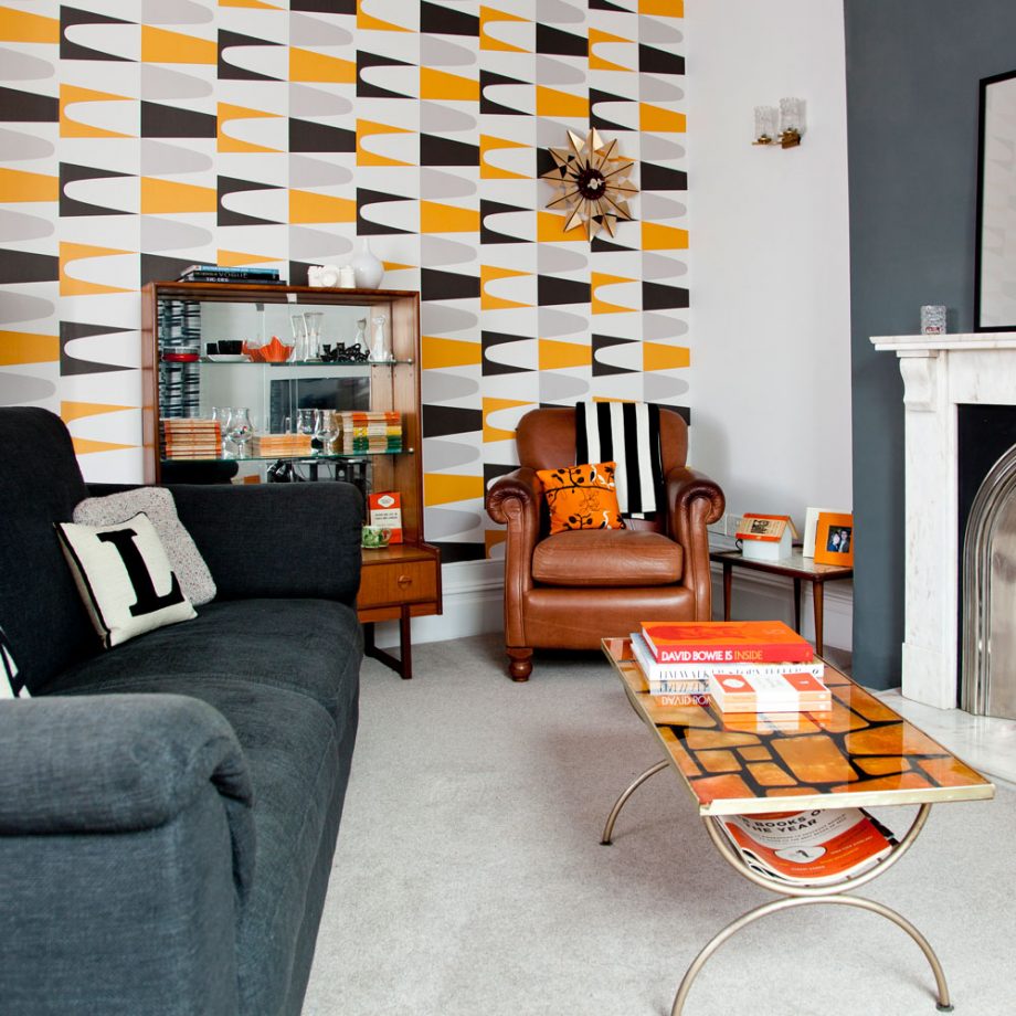 Living-room-wallpaper-ideas-retro-920x920-1