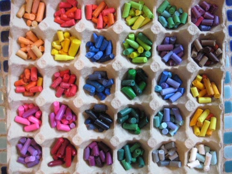 Organize-crayons-egg-cartons-768x576-3