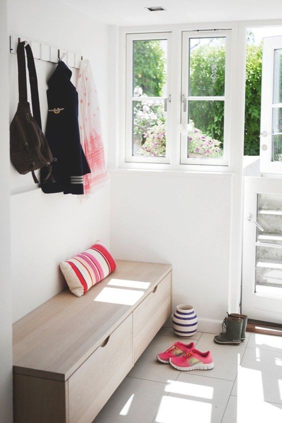 04-a-simple-wooden-storage-bench-is-a-perfect-solution-for-a-tight-space
