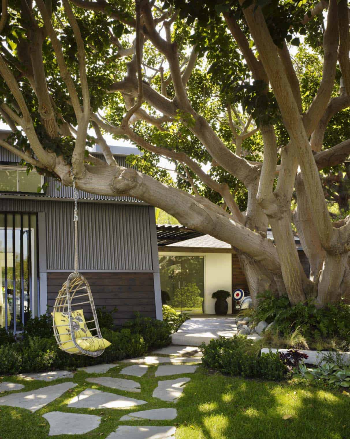 1-fabulous-outdoor-swing-beds-10-1-kindesign