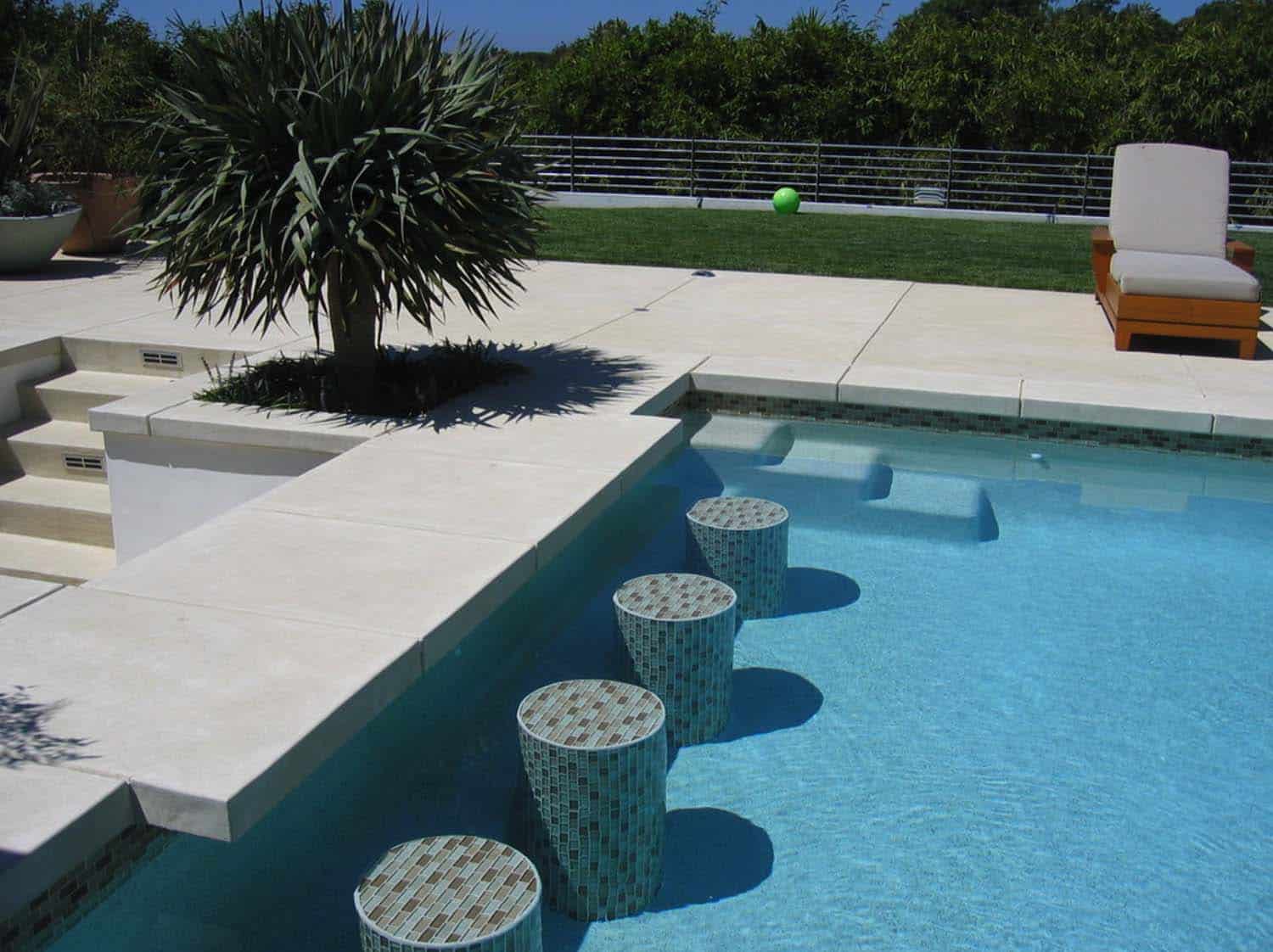 1-swim-up-pool-bar-ideas-07-1-kindesign