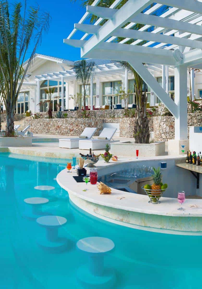 1-swim-up-pool-bar-ideas-22-1-kindesign