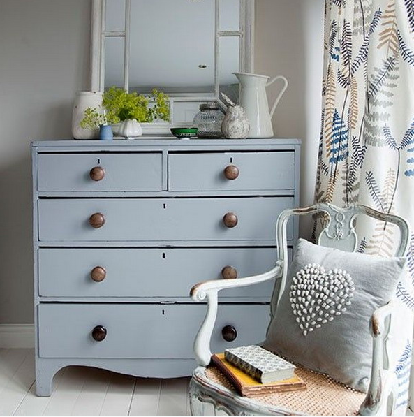 15-grey-dresser-with-metal-knobs-for-a-vintage-style-bedroom