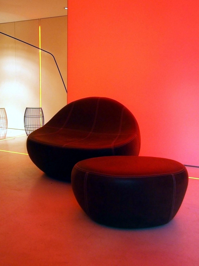 2-lounge-chair-impresses-with-modern-design-and-an-asymmetrical-shape-4-848954233