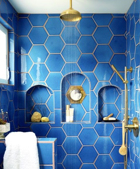 3-34-bold-blue-hexagon-tiles-with-niches-in-the-shower