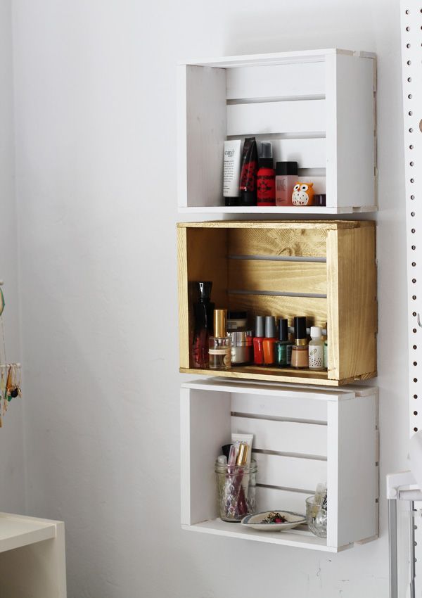 Bathroom-wall-rack-from-crates