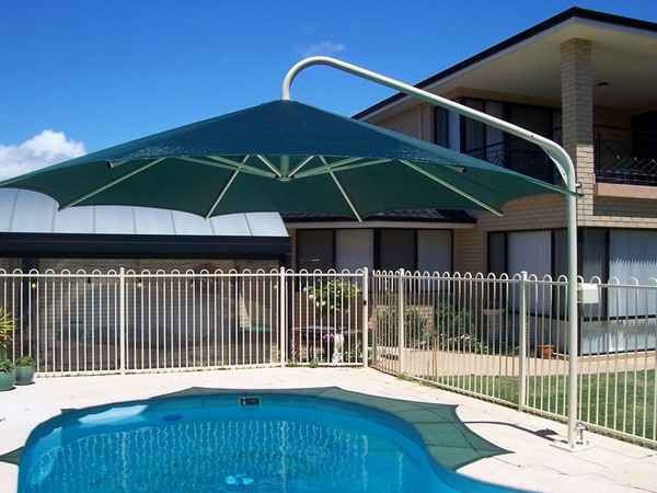 Umbrella-swimming-pool-sun-protection-ideas-modern-patio-design