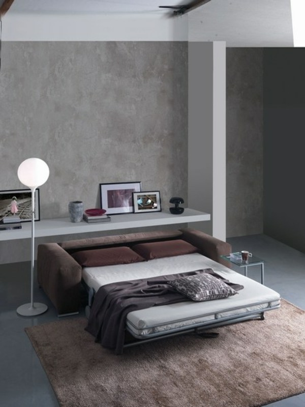 Wohnzimmer-neutrale-farben-ausziehbares-design-teppich-betonwand