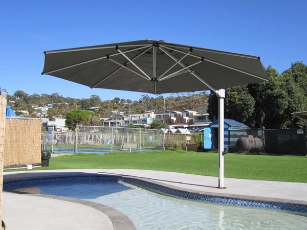 Canteliver-umbrellas-pool-shade-ideas-patio-design-outdoor-swimming-pool-ideas