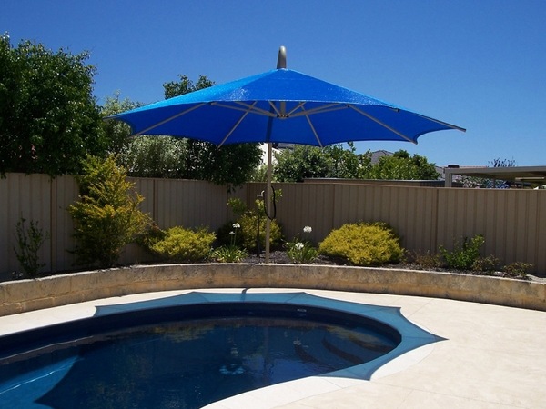 Patio-design-ideas-outdoor-pool-sun-shade-umbrella