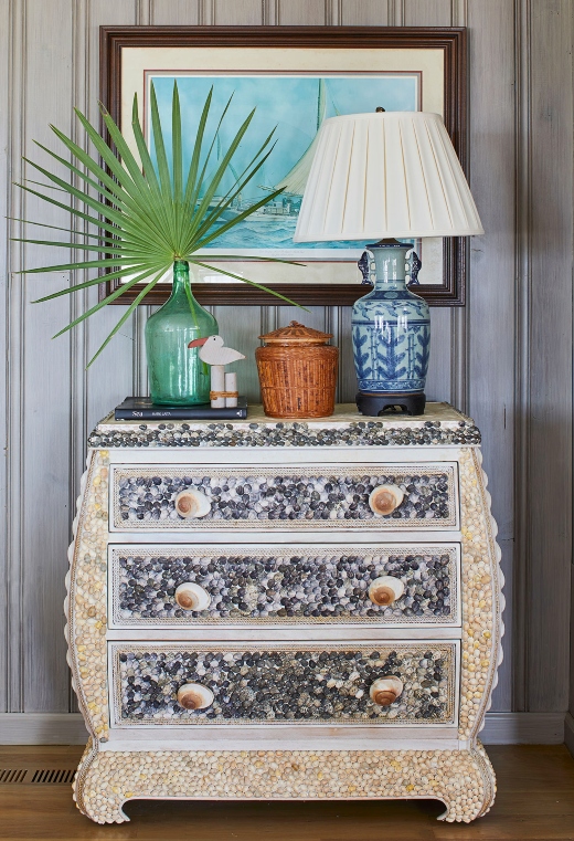 Shell-embellished-dresser-seashell-art-furniture-ideas