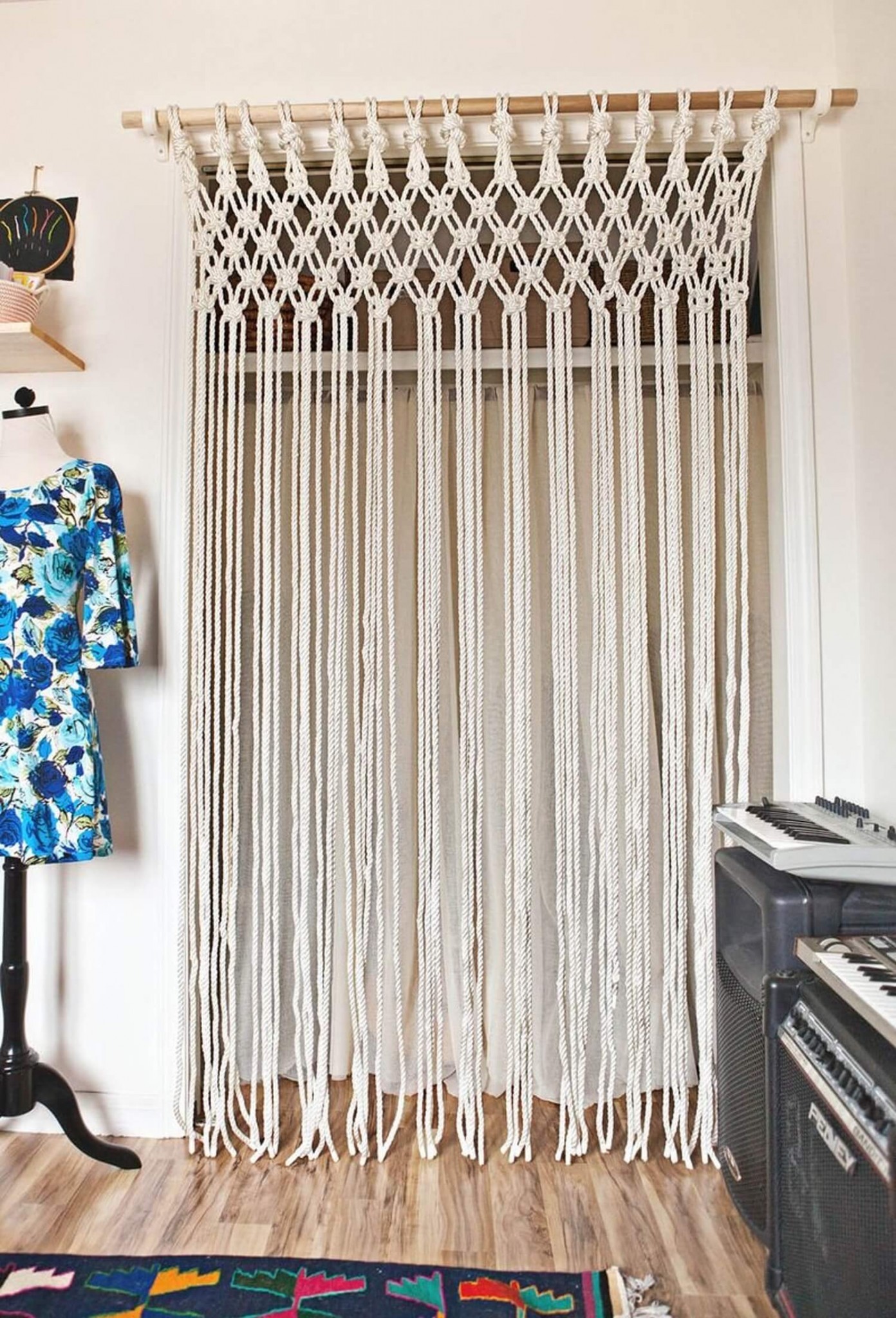 02-diy-wall-hanging-ideas-homebnc-696x1024@2x