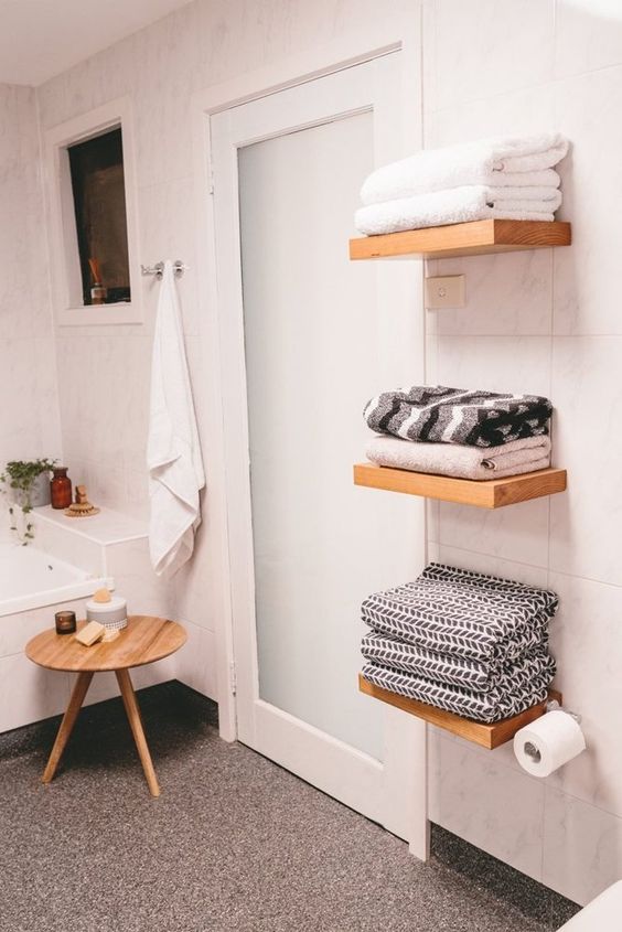 08-floating-shelves-for-towels-dont-look-bulky-and-dont-clutter-your-bathroom-this-is-a-cool-solution