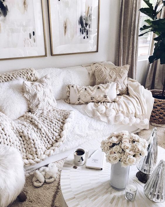 1-lots-of-fringe-and-beaded-pillows-and-a-chunky-knit-blanket-make-the-living-room-amazingly-cozy-and-wlecoming