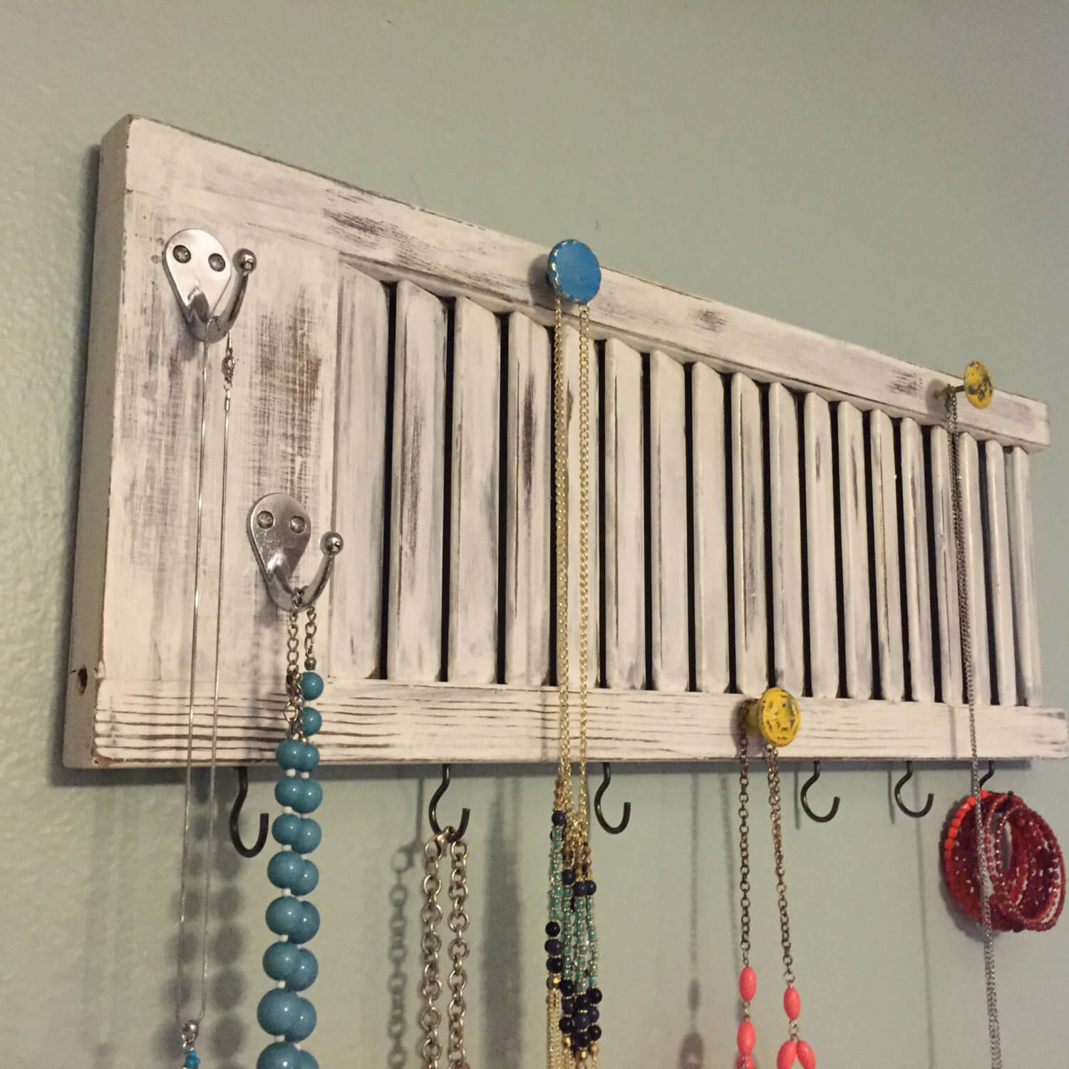 14-old-shutter-decoration-ideas-homebnc