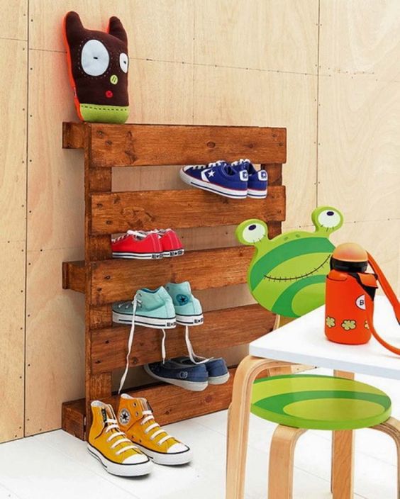 25-pallet-transformed-into-a-sneaker-shelf