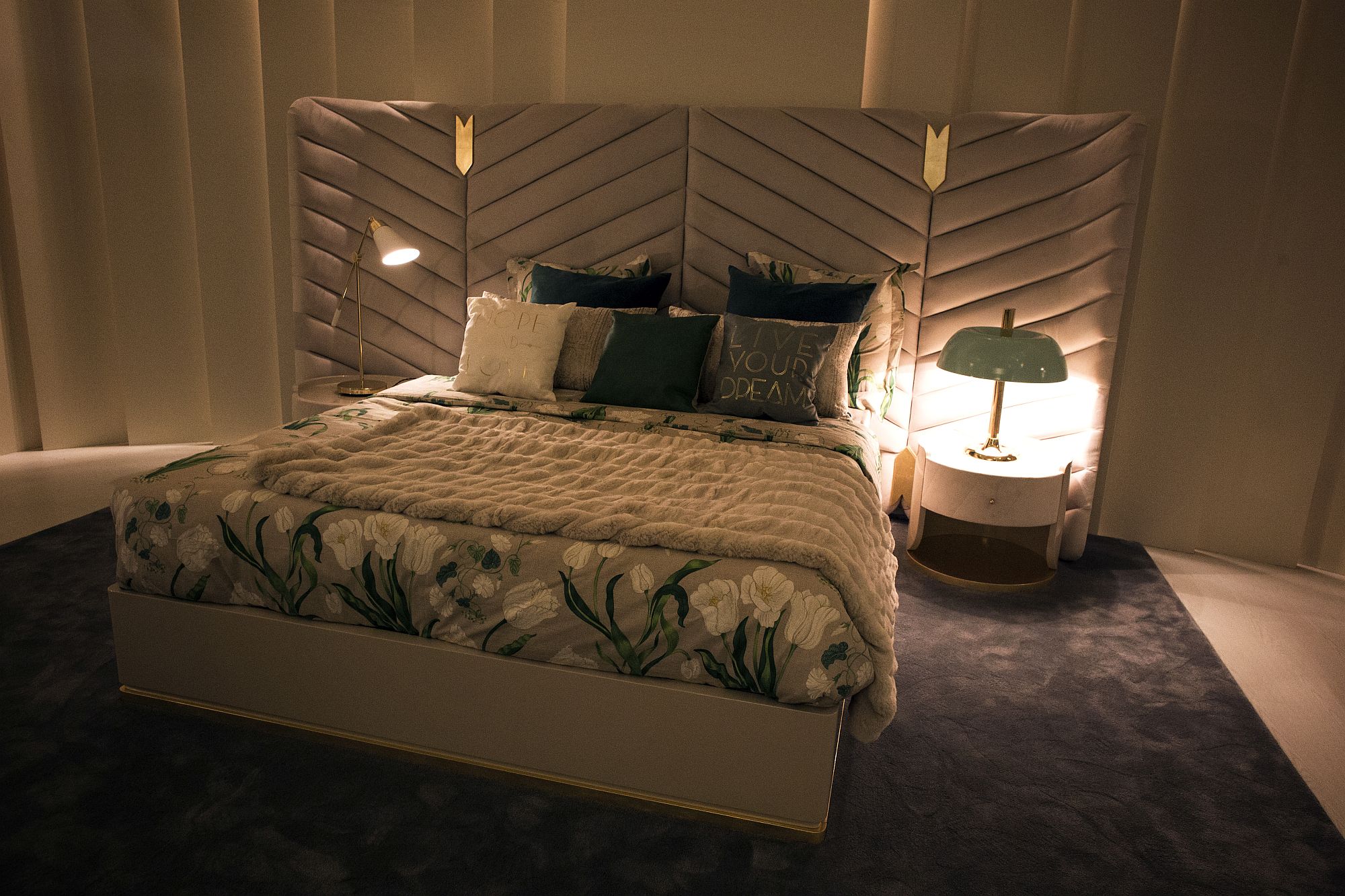 Combine-contrasting-bedside-table-lamps-for-a-unique-look