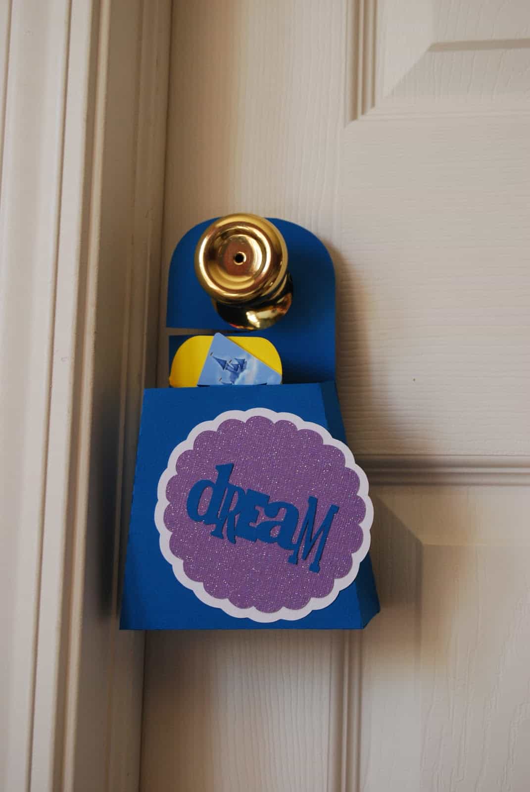 Foam-box-door-hanger