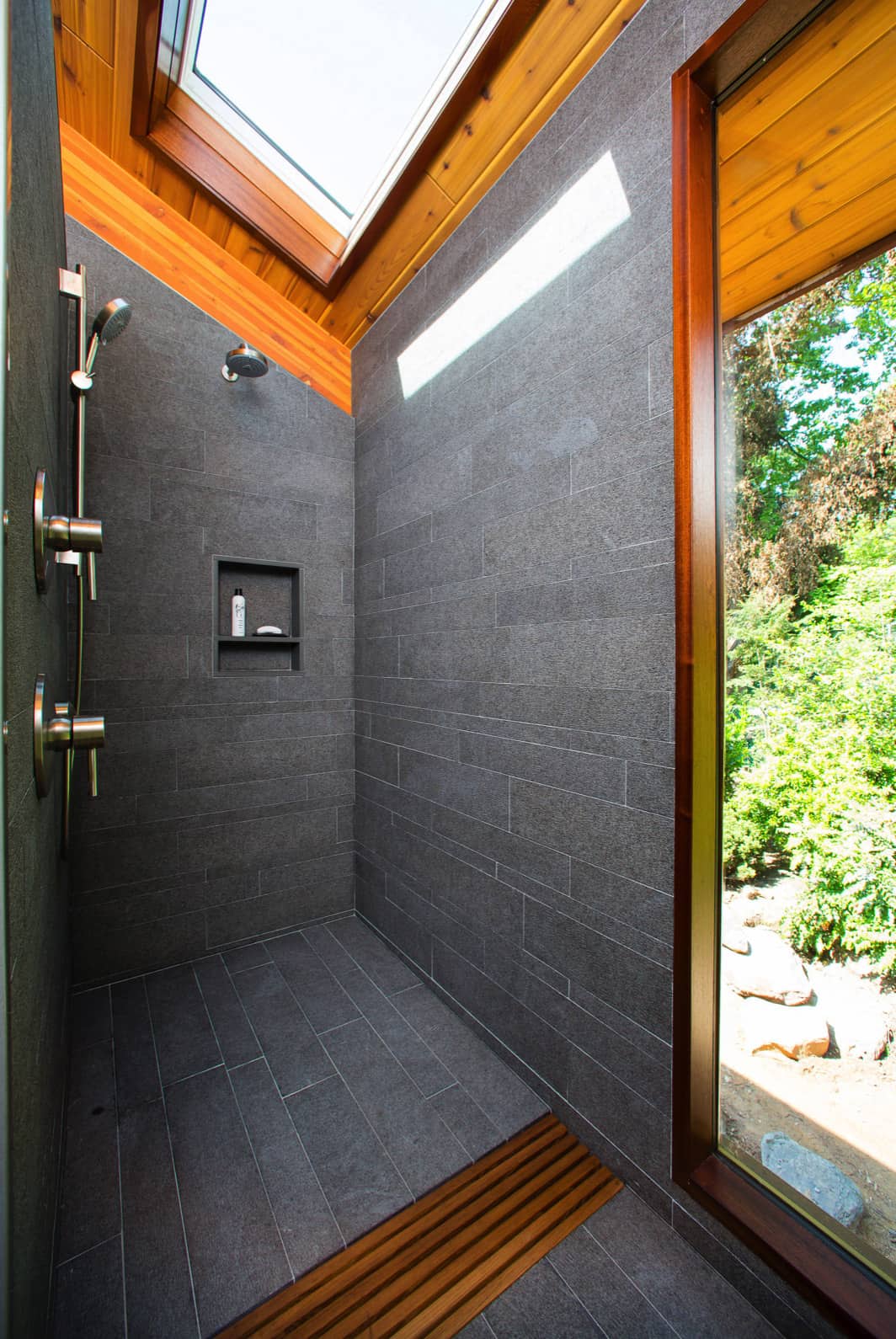 Luxurious-beautiful-walk-in-shower-ideas-04-1-kindesign