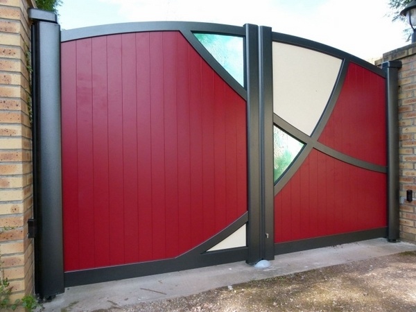 Modern-metal-garden-gates-aluminum-red-color-glass-panels