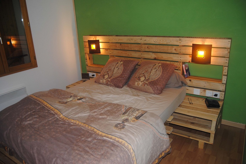 Pallet-headboard-with-shelves