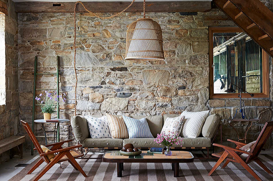 Stacked-stone-walls-for-living-room