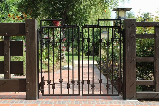 The-fence-and-all
