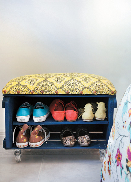 Wood-crate-shoe-bench